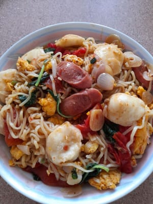 I normali noodles fritti Nyemek sono deliziosi