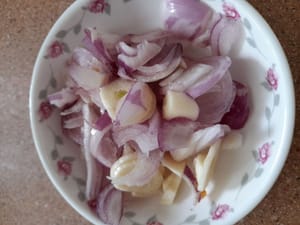 Sbucciate l'aglio e gli scalogni, tagliateli a fettine e metteteli da parte.