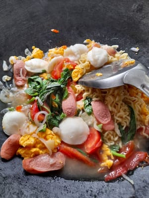 Cuocere i noodles finché non diventano morbidi, aggiungere il condimento istantaneo per noodles, la salsa di soia dolce, la salsa piccante e la salsa di pomodoro, quindi assaggiare.