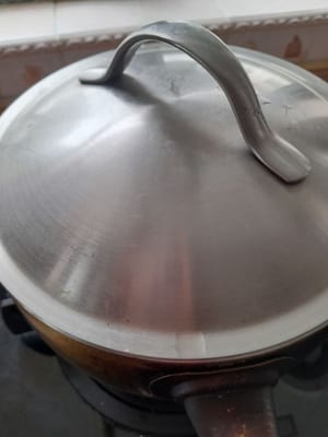 Einen Topf vorbereiten, 600 ml Wasser aufkochen, warten bis das Wasser kocht, die Nudeln hineingeben, die Nudeln halb gar kochen, dann herausnehmen und abtropfen lassen.