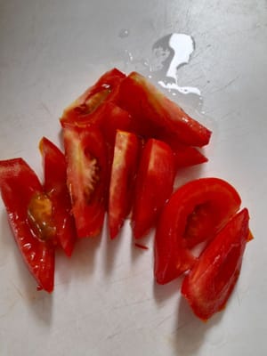 Die Tomaten gründlich waschen, dann nach Belieben in Scheiben schneiden und beiseite stellen.