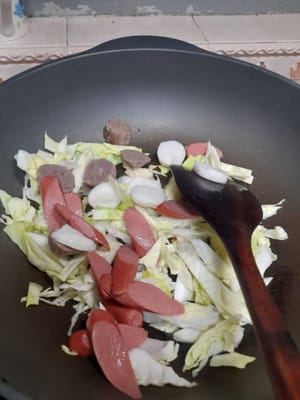 Aggiungere il cavolo, la salsiccia, le polpette e far rosolare finché non saranno appassiti.