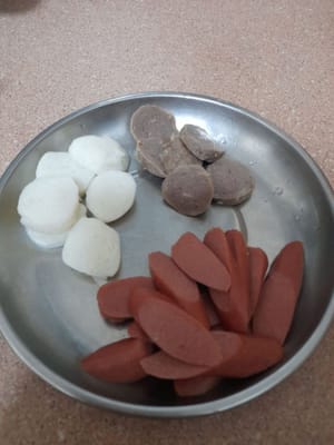 Tagliare la salsiccia e le polpette in 2 pezzi