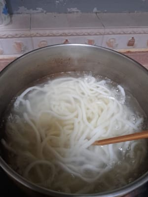 Aggiungere i noodles udon e far bollire per 8 minuti