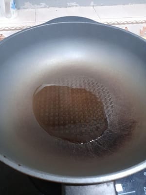 Preparate la padella, aggiungete 2 cucchiai di olio.
