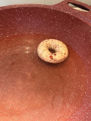 Mettez votre bagel et laissez les deux côtés prendre un « bain » pendant 20 secondes au total