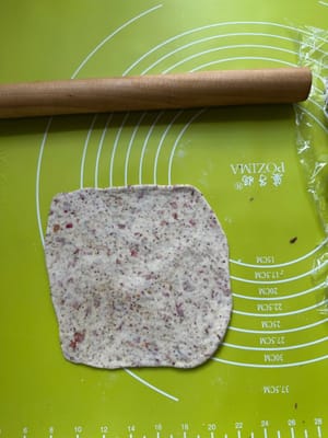 Prenez une petite pâte et étalez-la en une forme rectangulaire