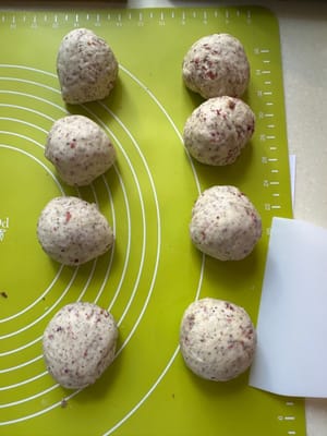 Après 20 minutes, formez uniformément 8 pâtes plus petites
