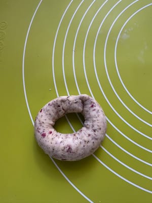 Enroulez-le pour le relier à l'autre extrémité, formant ainsi un beignet. Refermez la partie de connexion.