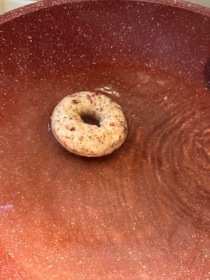 Mettez votre bagel et laissez les deux côtés prendre un « bain » pendant 20 secondes au total