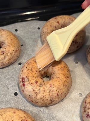 Une fois la cuisson terminée, glacez immédiatement le bagel avec du lait pour le rendre brillant