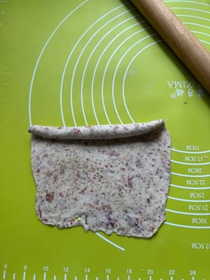 Commencez à abaisser la pâte du haut vers le bas