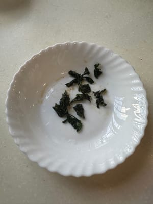 摘取芫荽，放在餐盤上。