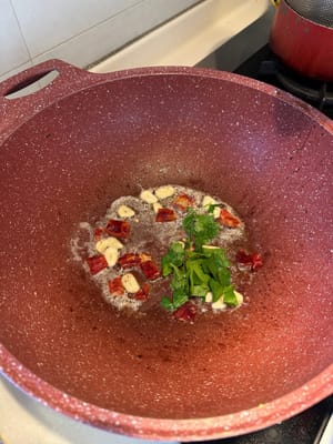 將乾辣椒、大蒜和芫荽煎至棕色。