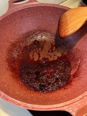 轉中火，將醬汁煮至濃稠。