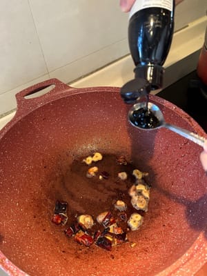 加入豉油、糖、香醋和紅酒