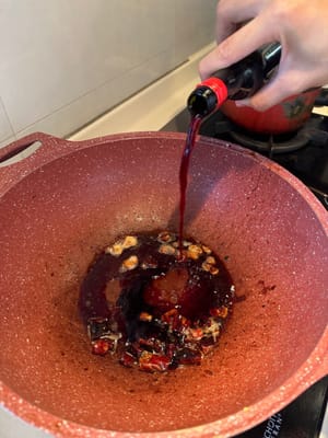 加入豉油、糖、香醋和紅酒