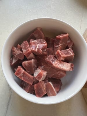 首先將牛扒切成塊狀。
