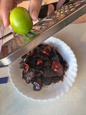 最後，刨些青檸皮屑，再加入啲曬乾的番茄，增添風味。盡情享用吧！