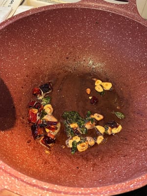 將乾辣椒、大蒜和芫荽煎至棕色。