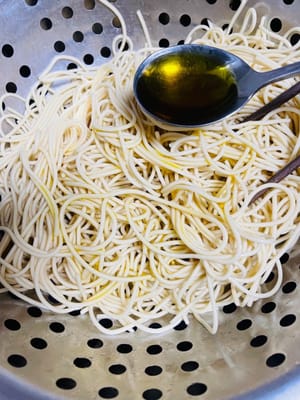 鍋裡多放些水，燒開後放入鹼水面，水再次燒開後煮30秒 - 1分鐘，麵條呈有點斷生的狀態即可，馬上撈起，瀝乾水分，用電風扇吹涼，散去第一股熱氣時，放入熟蔬菜油，均勻攪拌，防止麵條粘連，同時增添香氣。