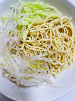 將麵條放入大碗中，加入青瓜絲、綠豆芽，依序加入生抽 15 - 20 毫升、陳醋 10 - 15 毫升、白糖 5 - 8 克、鹽 1 - 2 克、雞精 1 - 2 克、花椒油 5 - 8 毫升、芝麻油 5 - 8 毫升、辣椒油 20 毫升 15毫升，再放入薑蒜末水、花椒粉攪拌均勻即可。