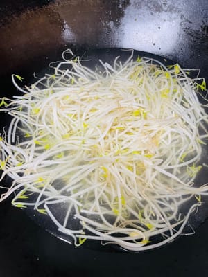 把豆芽洗淨，水開後汆燙水，撈出泡進冷開水里，以保持脆感。