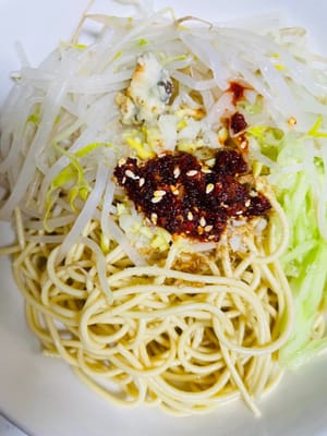 將麵條放入大碗中，加入青瓜絲、綠豆芽，依序加入生抽 15 - 20 毫升、陳醋 10 - 15 毫升、白糖 5 - 8 克、鹽 1 - 2 克、雞精 1 - 2 克、花椒油 5 - 8 毫升、芝麻油 5 - 8 毫升、辣椒油 20 毫升 15毫升，再放入薑蒜末水、花椒粉攪拌均勻即可。