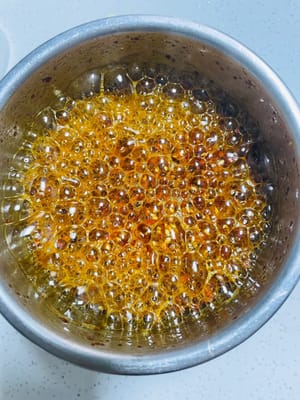 1.準備粗細搭配的辣椒粉，口感會好啲，如果沒，一種也行（專業級是炒香辣椒殼，再打碎）再備啲白芝麻。
2. 待油溫降至6成熱時，將熱油淋入裝有辣椒粉和白芝麻的碗裡，注意油溫不能太高，否則會把辣椒粉燒糊，淋完後攪拌均勻，製成油辣子。