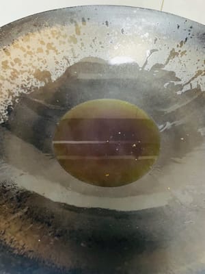 鍋裡倒入菜籽油，燒至10成熱（油完全不冒煙且泡泡消失 ），然後等油溫冷卻到6成熱（先撈幾勺出嚟稍後扮麵條用），倒入備好的洋蔥片、薑片、蔥段、八角、桂皮、香葉，一起翻炒，炒渣至變黃後撈出。