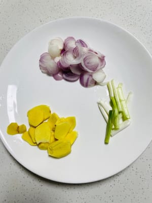 洋蔥切成片，薑切成片，蔥切成段，備用。