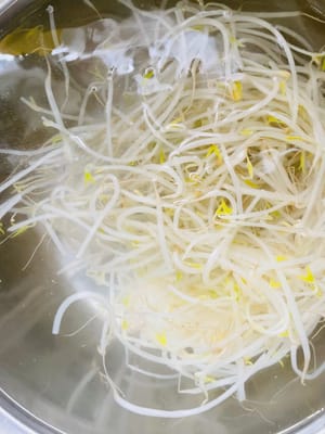 把豆芽洗淨，水開後汆燙水，撈出泡進冷開水里，以保持脆感。