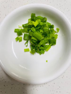 把蔥切成蔥花，備用。