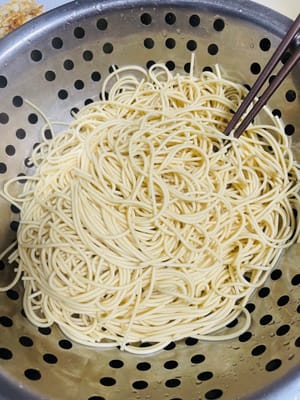 锅里多放些水，烧开后放入碱水面，水再次烧开后煮30秒 - 1分钟，面条呈有点断生的状态即可，马上捞起，沥干水分，用电风扇吹凉，散去第一股热气时，放入熟蔬菜油，搅拌均匀，防止面条粘连，同时增添香气。