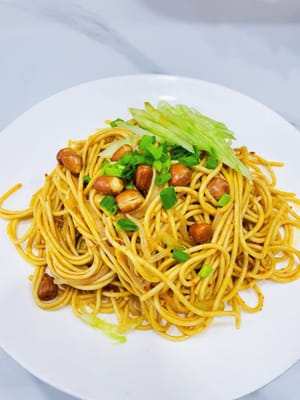 將麵條放入大碗中，加入青瓜絲、綠豆芽，依序加入生抽 15 - 20 毫升、陳醋 10 - 15 毫升、白糖 5 - 8 克、鹽 1 - 2 克、雞精 1 - 2 克、花椒油 5 - 8 毫升、芝麻油 5 - 8 毫升、辣椒油 20 毫升 15毫升，再放入薑蒜末水、花椒粉攪拌均勻即可。