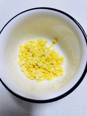 將大蒜和薑切成蓉放碗裡，加入熱開水泡出薑蒜水備用。