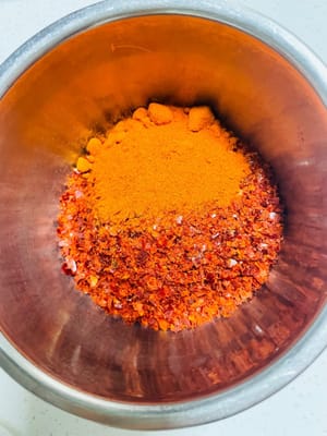 1.準備粗細搭配的辣椒粉，口感會好啲，如果沒，一種也行（專業級是炒香辣椒殼，再打碎）再備啲白芝麻。
2. 待油溫降至6成熱時，將熱油淋入裝有辣椒粉和白芝麻的碗裡，注意油溫不能太高，否則會把辣椒粉燒糊，淋完後攪拌均勻，製成油辣子。