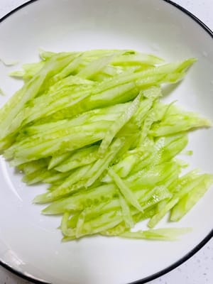 將青瓜切成絲，備用。