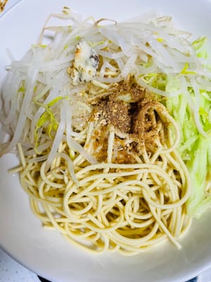 將麵條放入大碗中，加入青瓜絲、綠豆芽，依序加入生抽 15 - 20 毫升、陳醋 10 - 15 毫升、白糖 5 - 8 克、鹽 1 - 2 克、雞精 1 - 2 克、花椒油 5 - 8 毫升、芝麻油 5 - 8 毫升、辣椒油 20 毫升 15毫升，再放入薑蒜末水、花椒粉攪拌均勻即可。