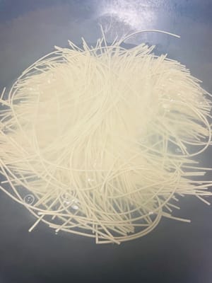 锅里多放些水，烧开后放入碱水面，水再次烧开后煮30秒 - 1分钟，面条呈有点断生的状态即可，马上捞起，沥干水分，用电风扇吹凉，散去第一股热气时，放入熟蔬菜油，搅拌均匀，防止面条粘连，同时增添香气。