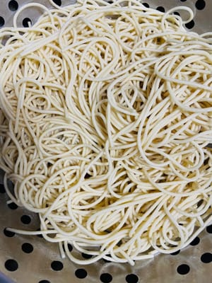 鍋裡多放些水，燒開後放入鹼水面，水再次燒開後煮30秒 - 1分鐘，麵條呈有點斷生的狀態即可，馬上撈起，瀝乾水分，用電風扇吹涼，散去第一股熱氣時，放入熟蔬菜油，均勻攪拌，防止麵條粘連，同時增添香氣。