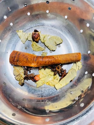 將桂皮、八角、香葉洗淨，瀝水備用。