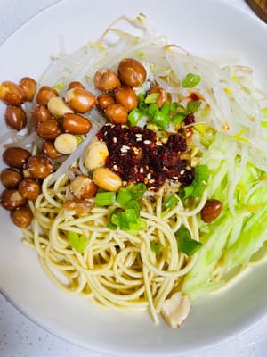 將麵條放入大碗中，加入青瓜絲、綠豆芽，依序加入生抽 15 - 20 毫升、陳醋 10 - 15 毫升、白糖 5 - 8 克、鹽 1 - 2 克、雞精 1 - 2 克、花椒油 5 - 8 毫升、芝麻油 5 - 8 毫升、辣椒油 20 毫升 15毫升，再放入薑蒜末水、花椒粉攪拌均勻即可。