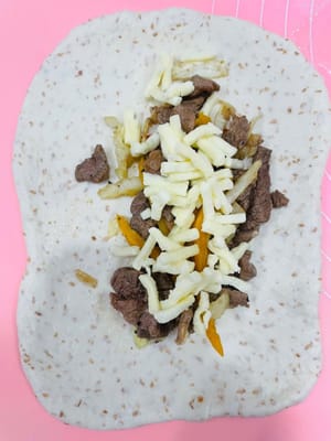 Ambil sedikit adonan dan giling hingga membentuk persegi panjang yang besar dan tipis.