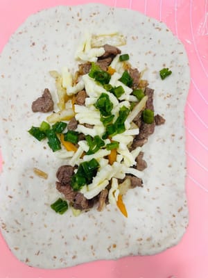 Ambil sedikit adonan dan giling hingga membentuk persegi panjang yang besar dan tipis.