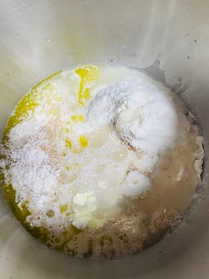 Masukkan semua bahan adonan ke dalam mangkuk pengaduk dan uleni hingga mencapai konsistensi membran 90% (dapat diregangkan menjadi membran tebal, dan tepi sobekannya sedikit kasar).