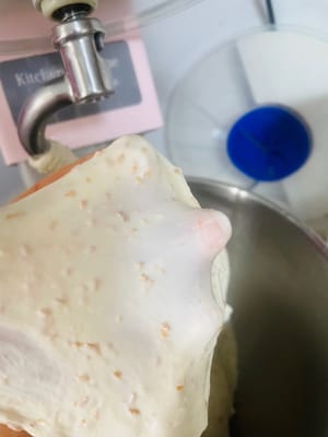 Masukkan semua bahan adonan ke dalam mangkuk pengaduk dan uleni hingga mencapai konsistensi membran 90% (dapat diregangkan menjadi membran tebal, dan tepi sobekannya sedikit kasar).