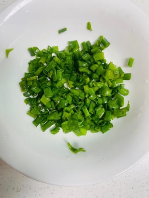 Potong paprika menjadi strip, iris kol, dan cincang daun bawang. Siapkan semua bahan (menggunakan kol sebagai pengganti cabai hijau membuat rasanya lebih manis dan mengurangi rasa pedasnya).