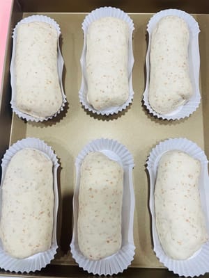 Sebarkan daging sapi giling yang sudah ditiriskan di atasnya, tambahkan keju mozzarella, lalu taburi dengan daun bawang cincang.