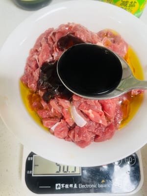 Sambil menunggu adonan mengembang, siapkan isiannya: potong daging sapi menjadi dadu kecil/cincang, tambahkan kecap asin encer, bubuk lada hitam, 1 sendok makan anggur masak, 20 gram saus barbekyu (atau saus lada hitam steak jika tidak ada saus barbekyu), lalu tambahkan bawang bombay yang sudah dipotong dadu dan aduk rata. Diamkan setidaknya selama setengah jam agar daging sapi menyerap bumbu.